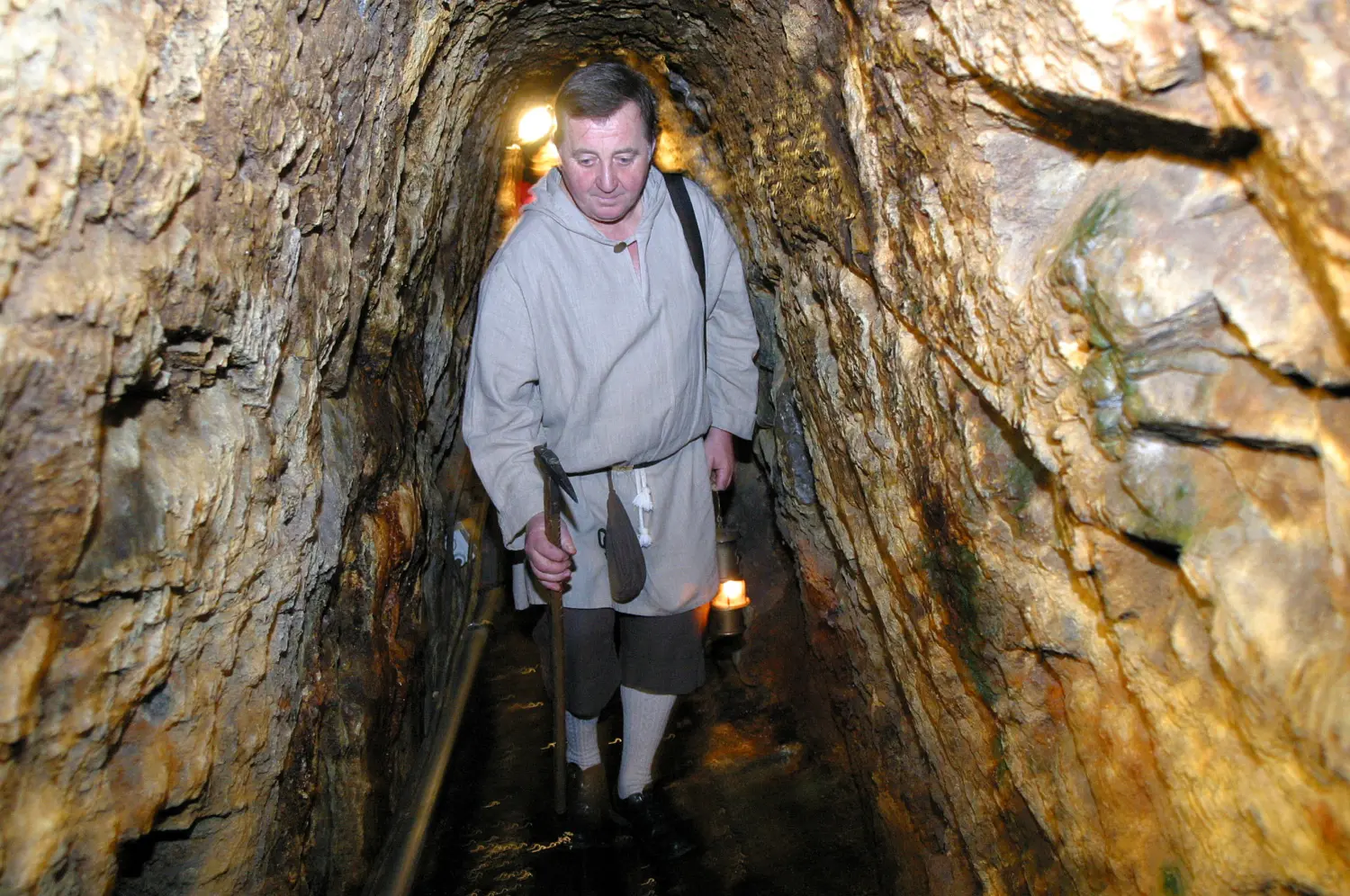 Ein Bergmann läuft durch die schmalen Gänge des Schaubergwerks Saalfelder Feengrotten