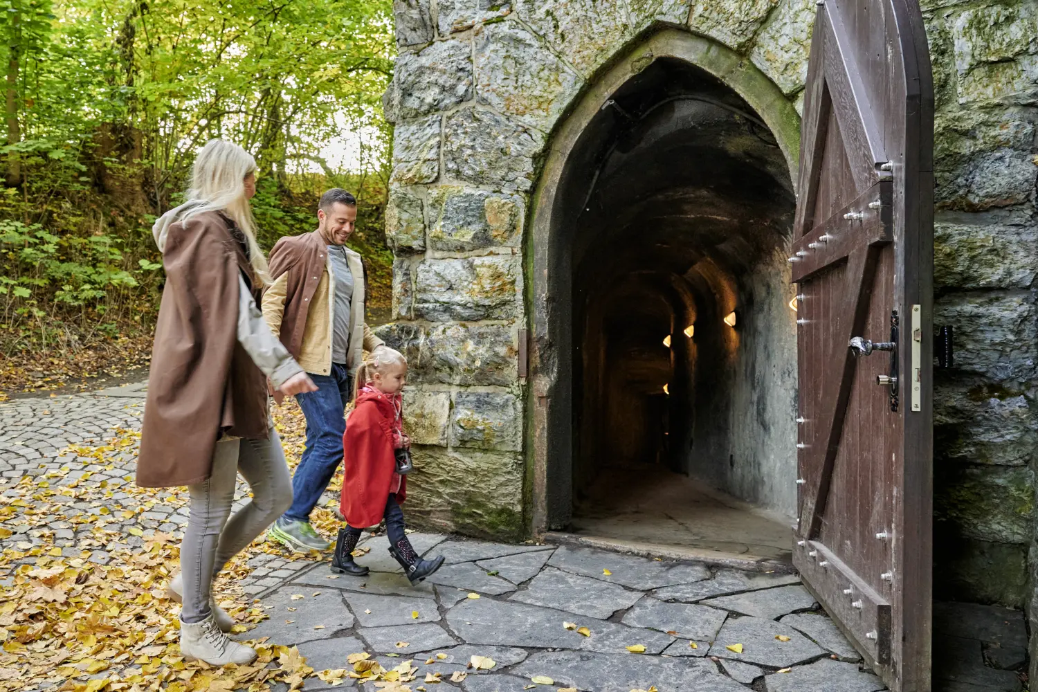 Eine Familie vor dem Eingang in das Schaubergwerk Feengrotten